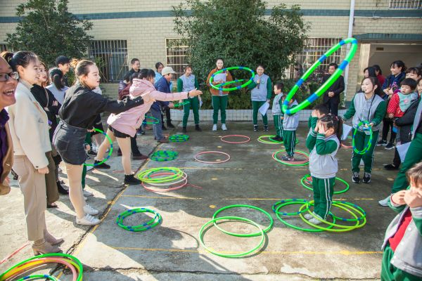 一起來運動！花石鎮中心幼兒園冬季親子運動會嗨翻了